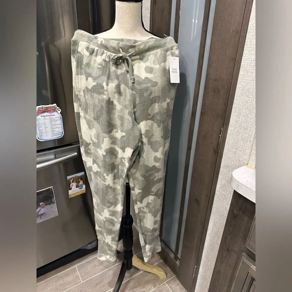 Nwt Pink Rose Camouflage Jogger Pants